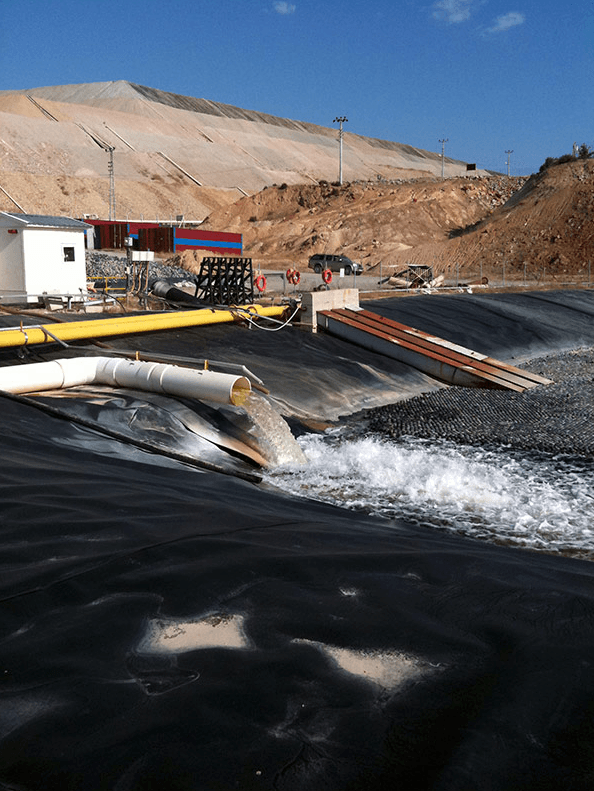 Operación obra civil con geomembranas