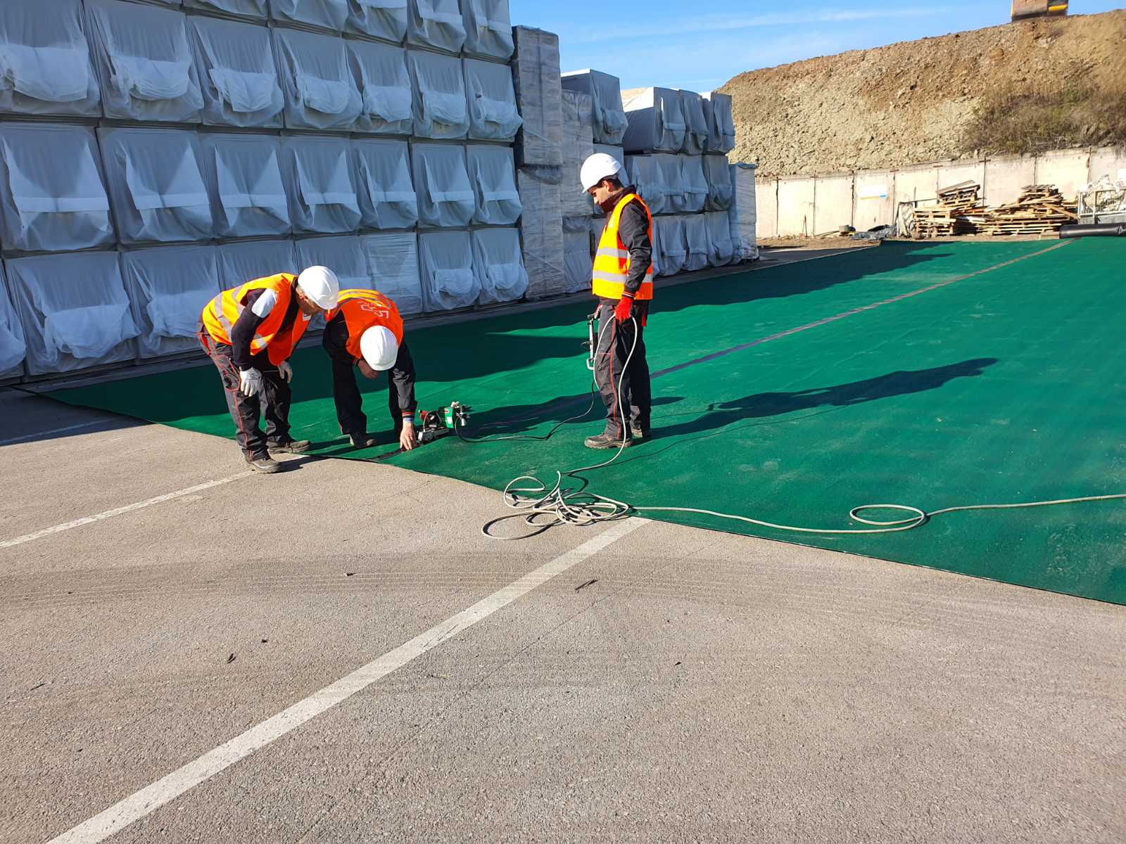 Excavadora en obra civil — vista aérea